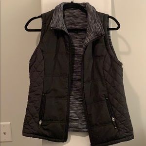 REVERSIBLE black/gray puffer quilted vest!